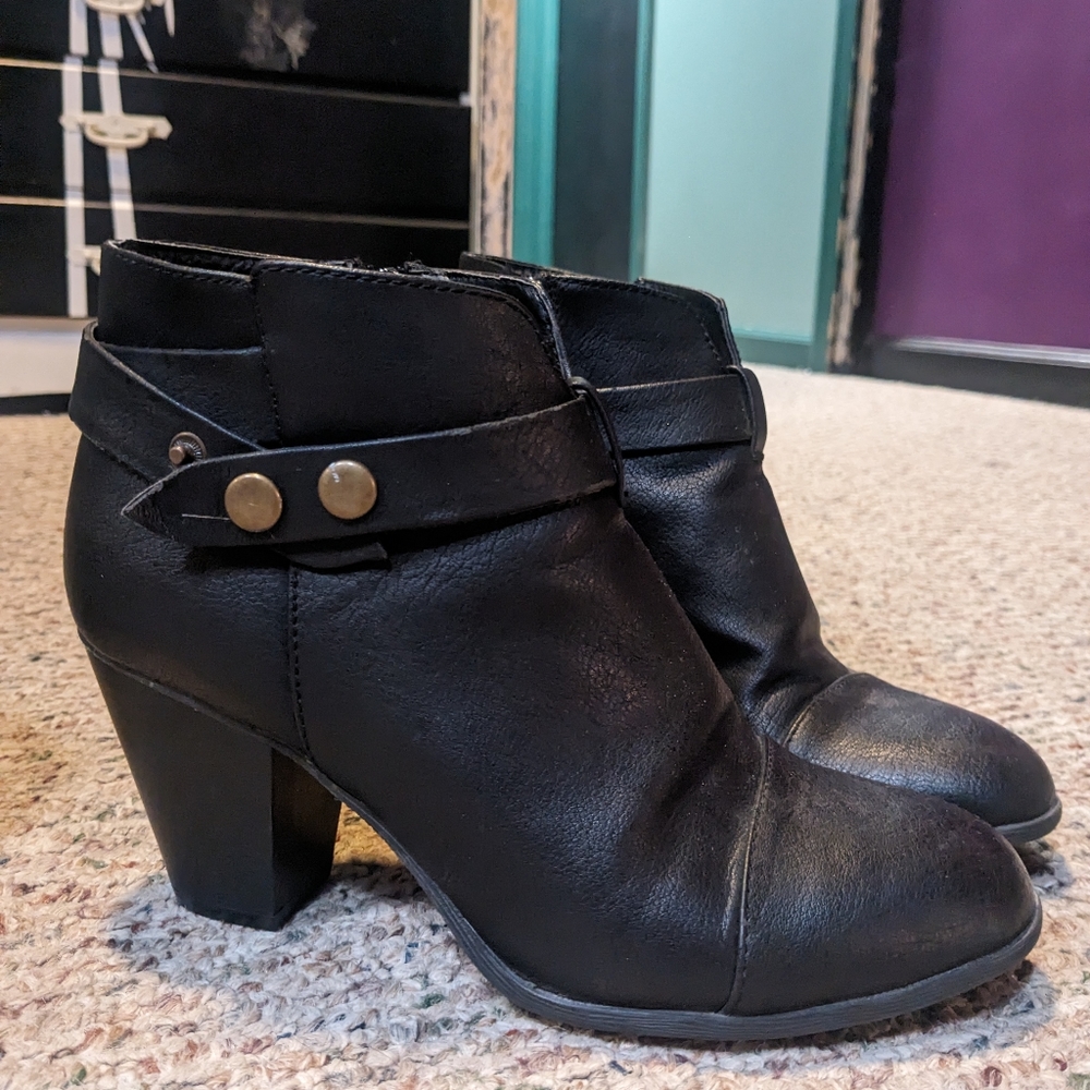 Black dress shoes